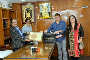 Cinebuster Magazine’s Owner Ronnie Rodrigues Organized A Grand Diwali Milan Samaroh