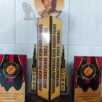 Director Rakesh Sawant received Dada Saheb Phalke Icon Award Films International in Dubai for the film  MUDDA 370 J&K  Rakhi Sawant accepted the trophy