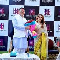 आरुषि निशंक को उत्तराखंड के मुख्यमंत्री से सराहना मिलीएक अभिनेता, निर्माता और सामाजिक कार्यकर्ता के रूप में अरुषि निशंक कई उपलब्धियां रखती हैं ।