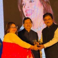 मिड डे के दिवाली मिलन समारोह में महाराष्ट्र के कैबिनेट मंत्री मंगल प्रभात लोढ़ा  ने फ़िल्म निर्माता, वक्ता और मियाम चैरिटेबल ट्रस्ट की संस्थापक नीतू जोशी को स्मृति चिन्ह देकर सम्मानित किया ।