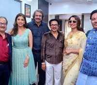 रॉनी रोड्रिग्स ने दिया हाउसकीपिंग स्टाफ, सुरक्षा कर्मियों को दिवाली का विशेष उपहार, दीपक तिजोरी, आरती नागपाल, दिलीप सेन की उपस्थिति