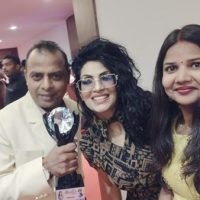 स्नेहा उल्लाल के हाथों अमिताभ रंजन को बेस्ट गीतकार अवार्ड ‘रस्मे उल्फ़त’ अलबम के लिए यूथ आइकॉन इंडियन अवार्ड